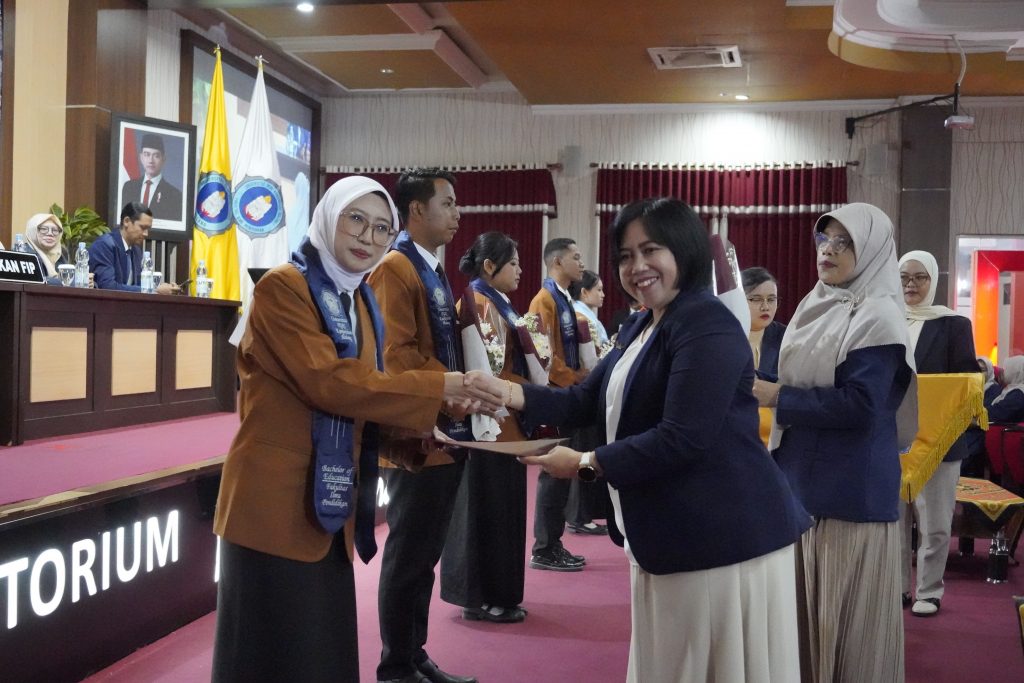 Berprestasi di MBKM hingga Organisasi, Guru TK Asal Malang Ini Raih Lulusan Terbaik PG-PAUD Unikama